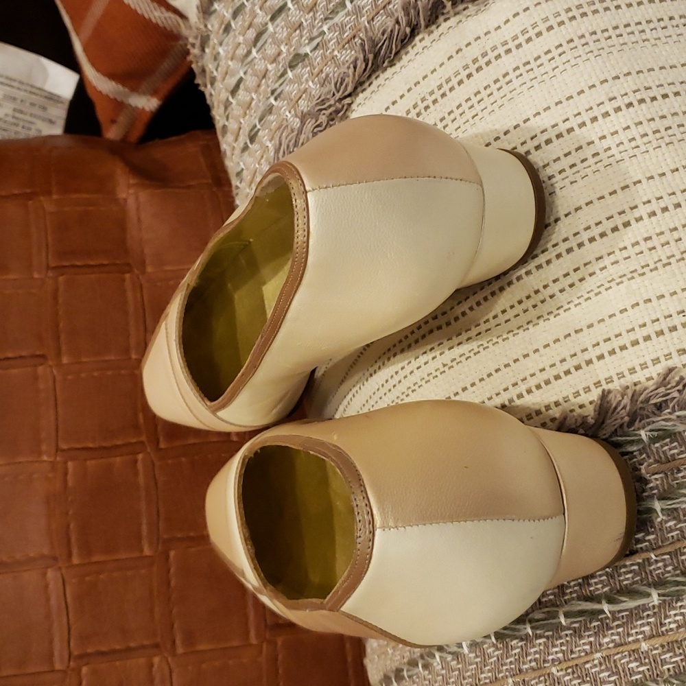 Bruno magli lady shoes,two tone cream platinum finish pump size 8.5 - Picture 3 of 7